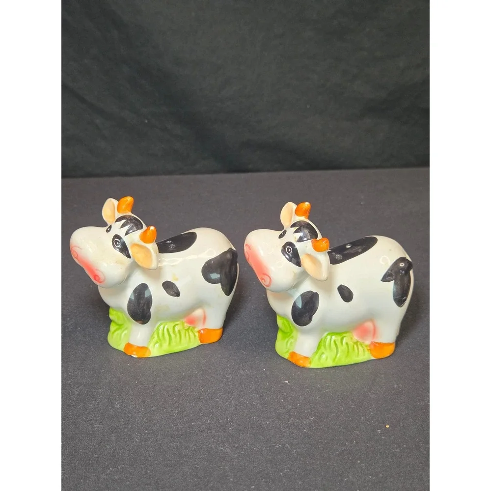 Vintage‎ Ceramic Cow Salt and Pepper Shakers Set Black White Farmhouse Decor